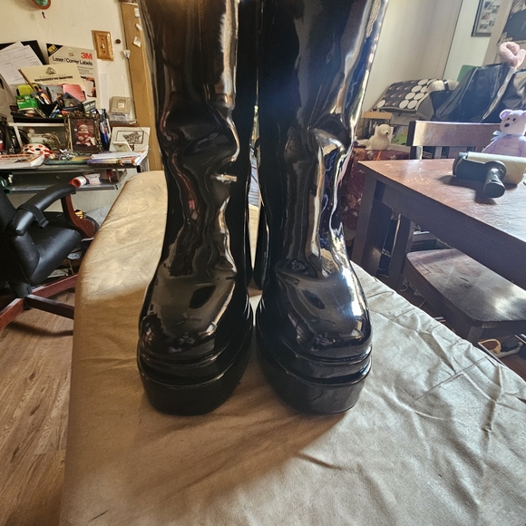 Charlotte Russe faux patent leather platform boots. Size 8 - Picture 4 of 7